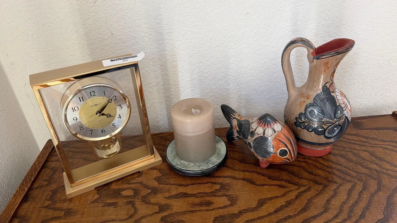 LOT WITH CLOCK & TABLE DECOR