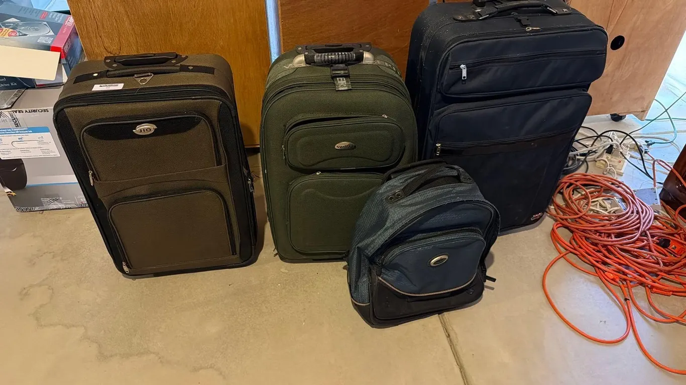 TRAVEL LUGGAGE LOT, QTY (4)