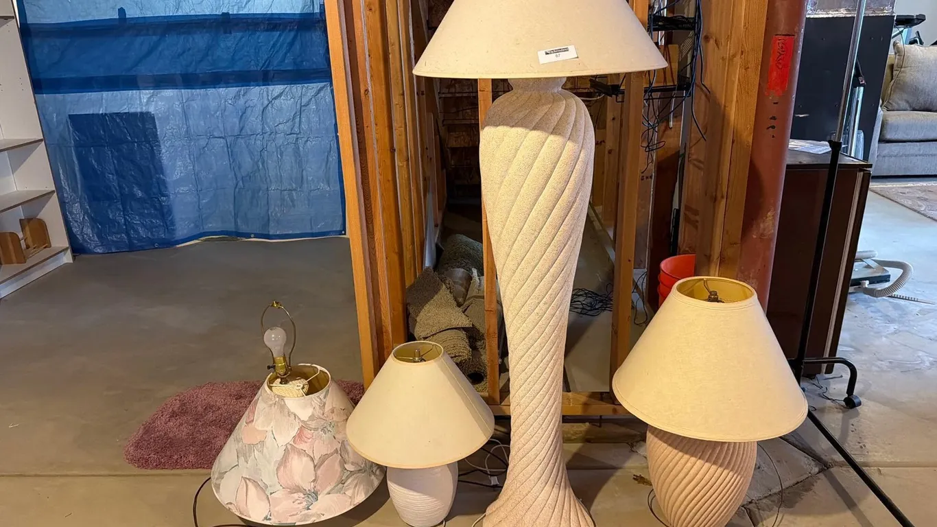 LOT OF (3) TABLE LAMPS,