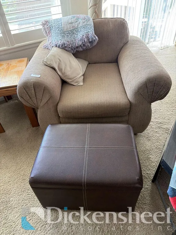 UPHOLSTERED ARM CHAIR