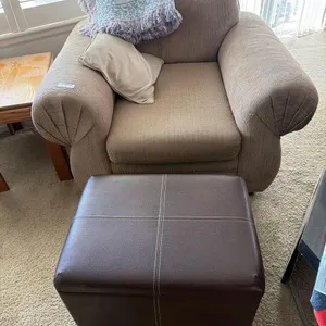 UPHOLSTERED ARM CHAIR