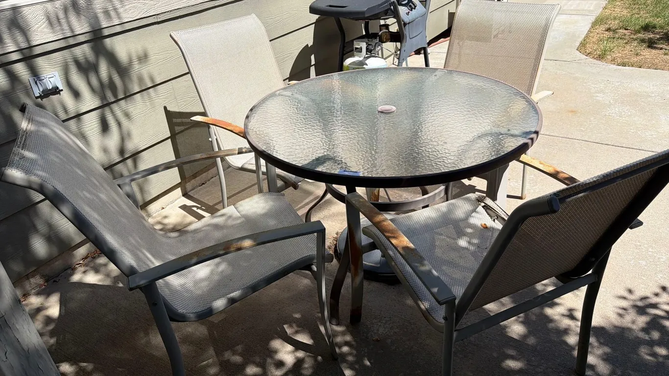 CIRCULAR PATIO TABLE & CHAIRS