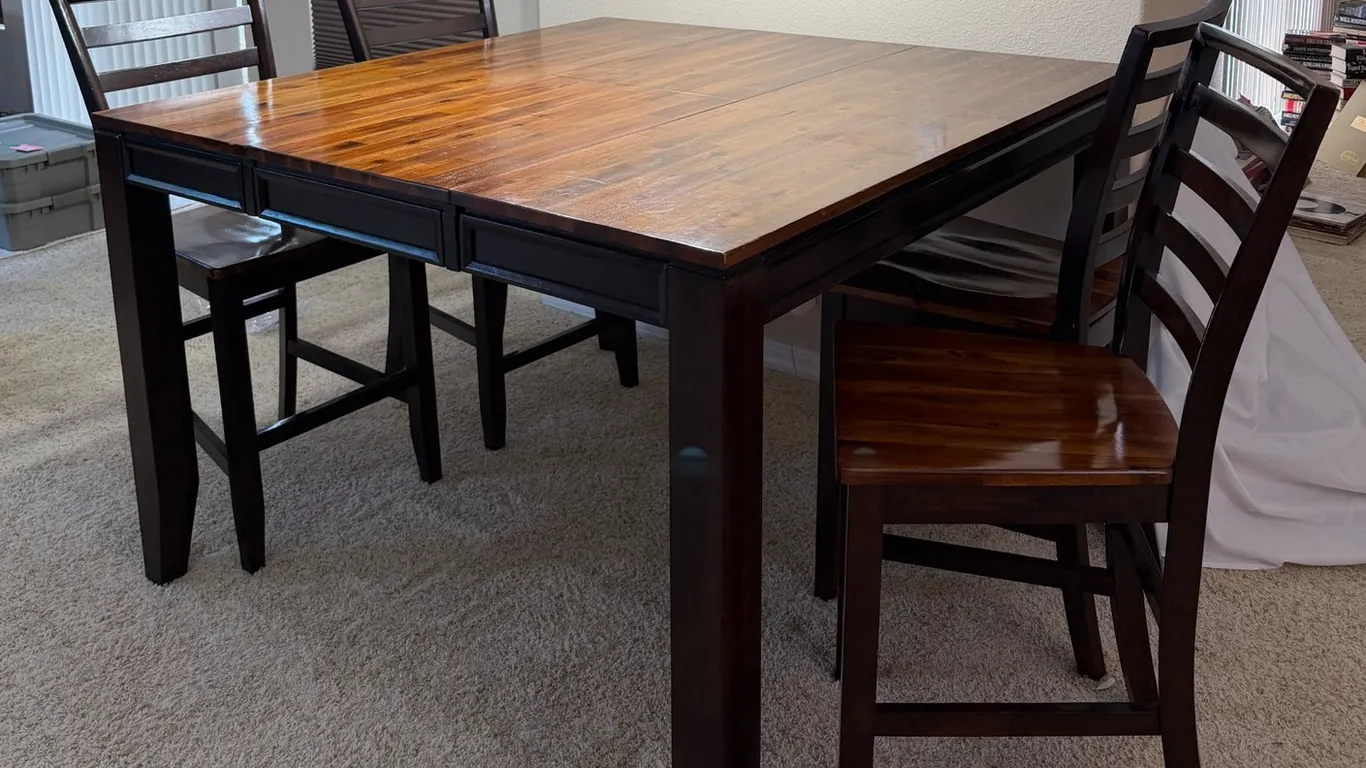 Table & Chairs
