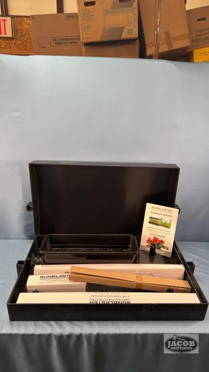 GROWLIGHT GARDEN BOX SETUP UNASSEMBLED
