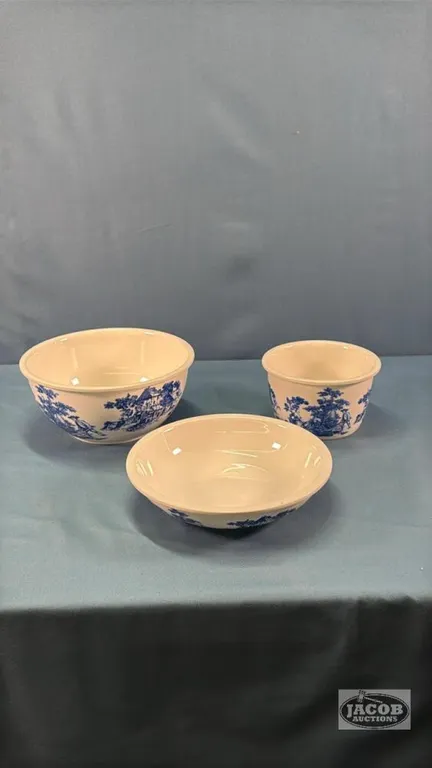 (3) MATCHING BOWLS