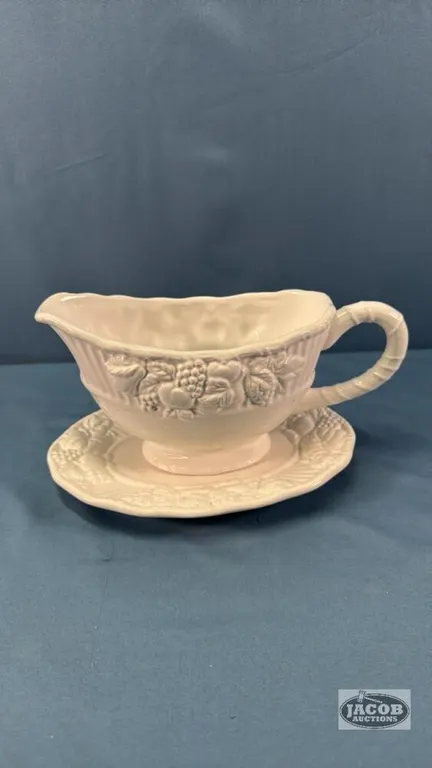 GRAVY BOAT WITH UNDER PLATE