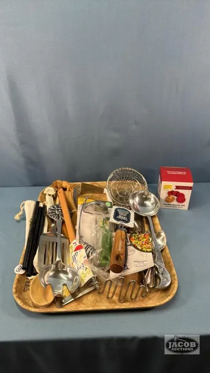 ASSORTED LOT OF KITCHEN UTENCILS