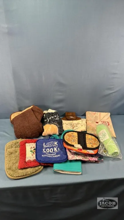 ASSORTED OVEN MITT, HEAT PAD AND KITCHEN TOWELS