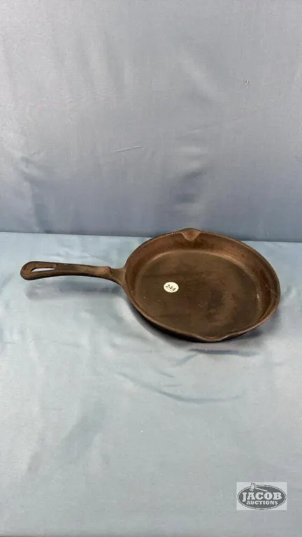 (1) 10IN CAST IRON FRYING PAN