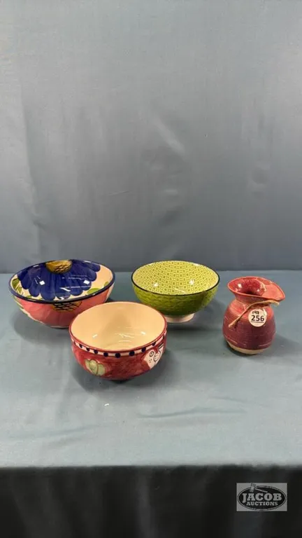 (3) BOWLS WITH (1) SMALL 4IN TALL VASE