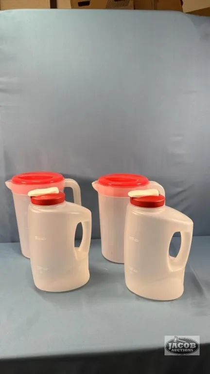 (4) RUBBERMAID PITCHERS AND GROCERY BASKET