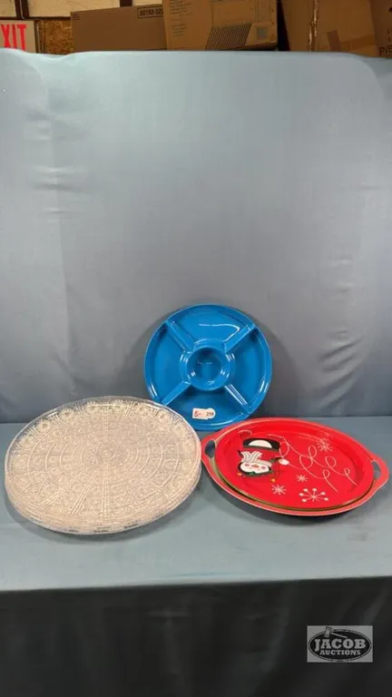 APPROX. 10 PLASTIC AND TIN SERVING TRAYS