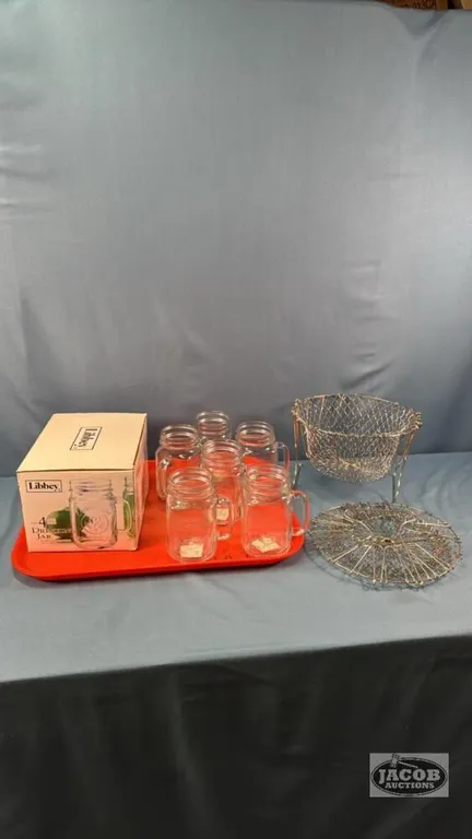 (2) COLAPSIBLE WIRE BASKETS AND (10) DRINKING JARS