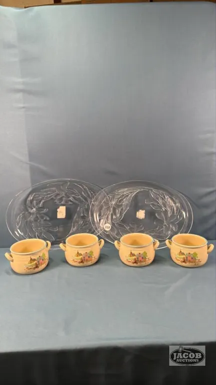 (4) SOUP BOWLS WITH (2) PLASTIC SERVING TRAYS