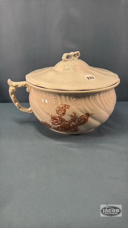 CHAMBER POT WITH UNMATCHED LID