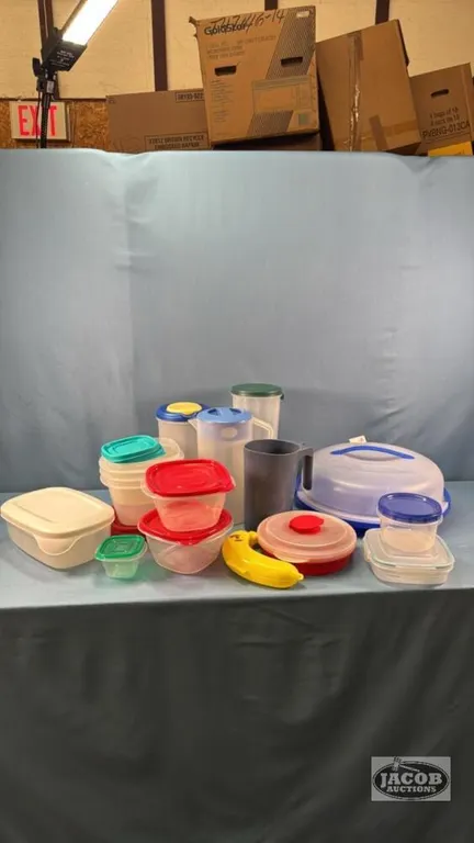 LARGE QUANTITY OF PLASTIC LUNCH CONTAINERS