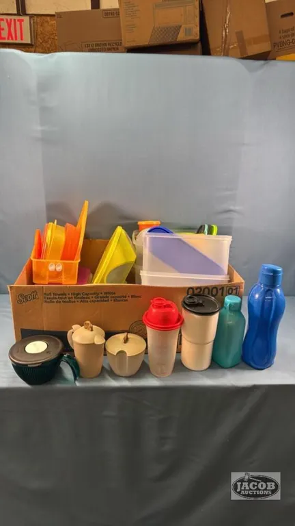 QUANTITY OF PLASTIC KITCHEN CONTAINERS WITH LIDS