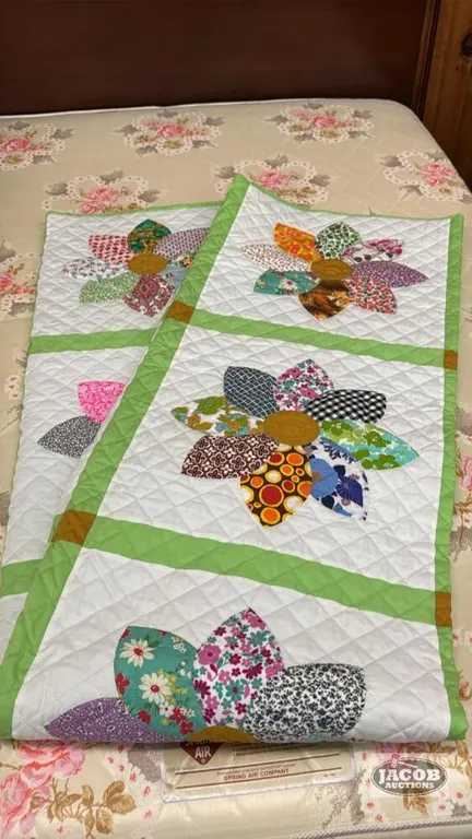 DAHLIA PATTERN QUILT