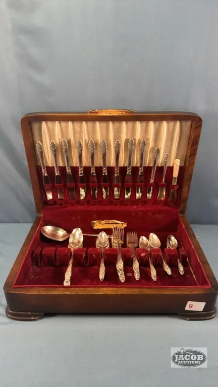 SILVERWARE CHEST WITH ASST. COMMUNITY FLATWARE