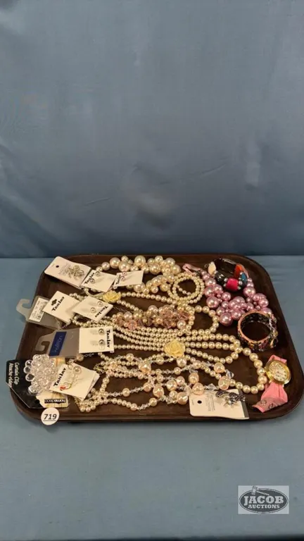 ASSORTED LOT OF JEWELRY