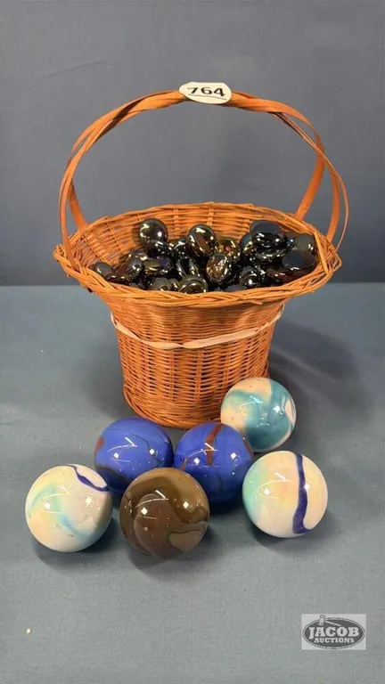 SMALL WICKER BASCKET WITH LARGE MARBLES