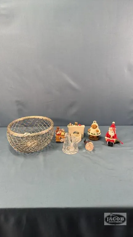 8IN WIDE WIRE BOWL WITH SMALL CHRSTMAN DÉCOR