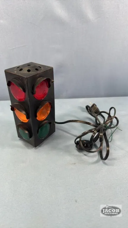 MINATURE PLUG IN TRAFFIC LIGHT