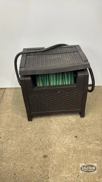 SUNCAST GARDEN HOSE REEL WITH RUBBER HOSE