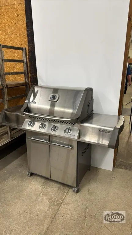 NAPOLEON PRESTIGE 500 NATURAL GAS (4) BURNER BBQ