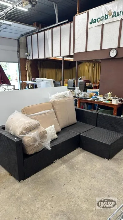 (4) PIECE SECTIONAL OUTDOOR COUCH WITH COUSIONS