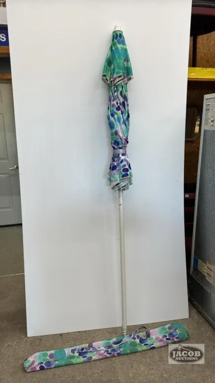 BEACH UMBRELLA 83IN TALL