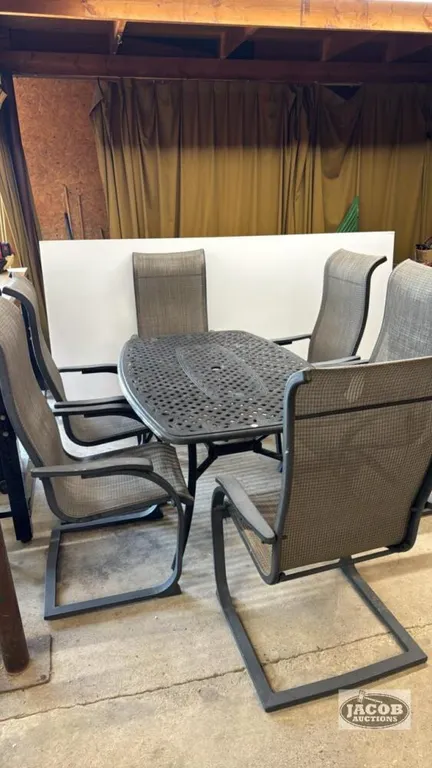 OUTDOOR METAL PATIO TABKE WITH (6) CHAIRS