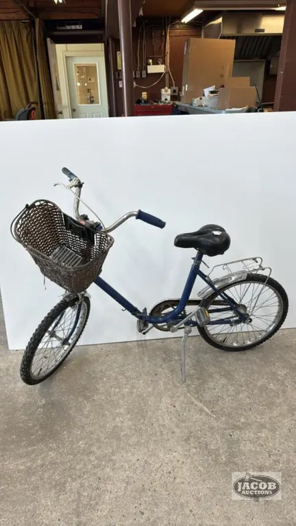 FOLDNG BICYCLE WITH BASKET