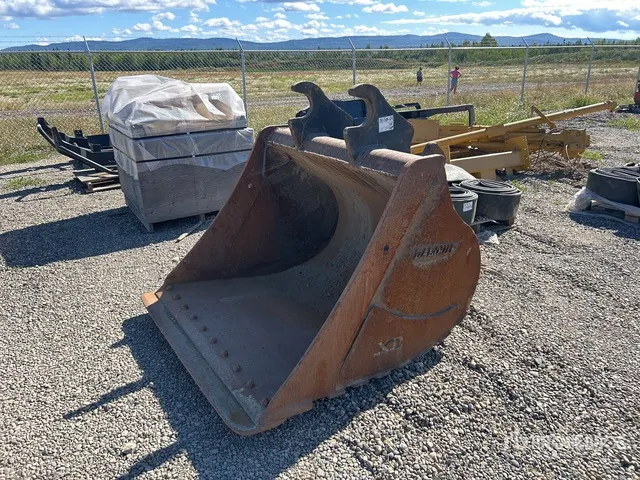 57 in Cleanup Excavator Bucket