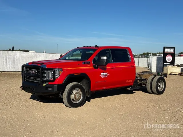 2022 GMC Sierra 3500HD 4x4 Crew Cab Cab and Chassis