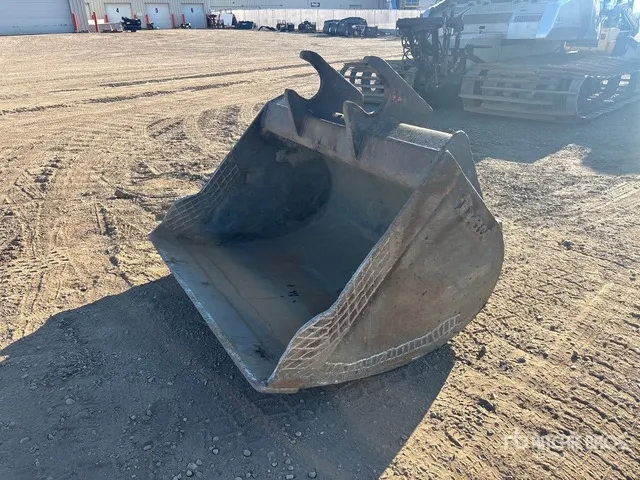 Destec 66 in Q/C Cleanup Excavator Bucket - Fits John Deere 240D