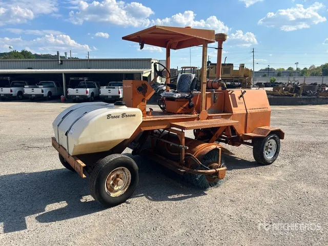 1995 Broce RC300 Self-Propelled Broom