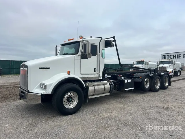 2013 Kenworth T800 8x4 Roll-Off Truck
