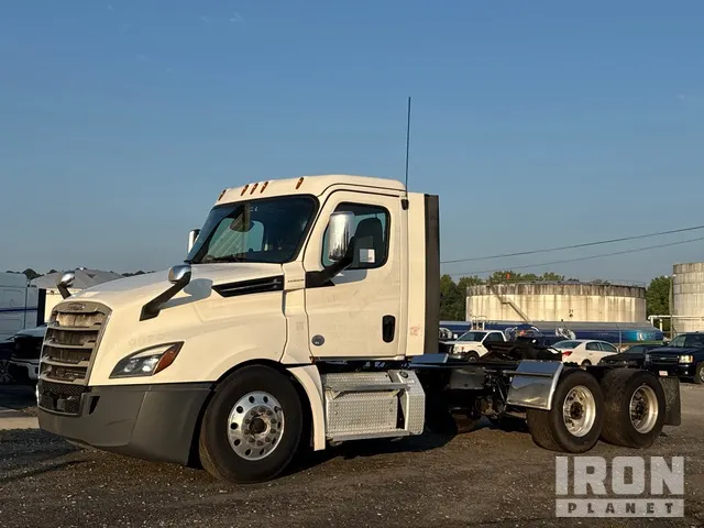 2020 Freightliner Cascadia 126 6x4 T/A Day Cab Truck Tractor