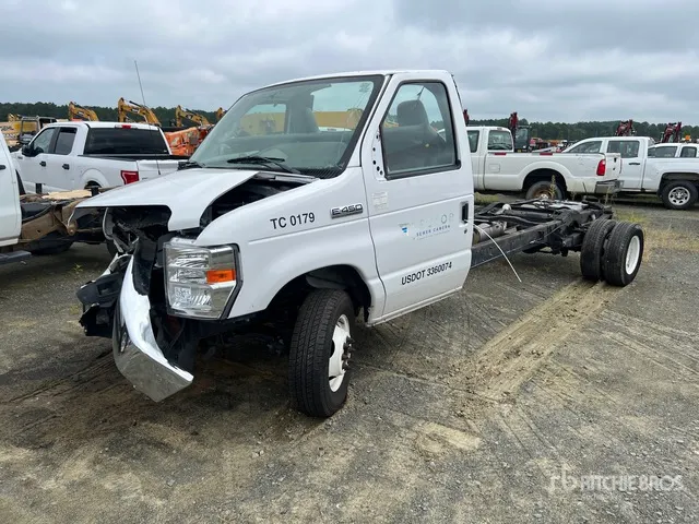 2022 Ford Econoline E450 4x2 Cab and Chassis