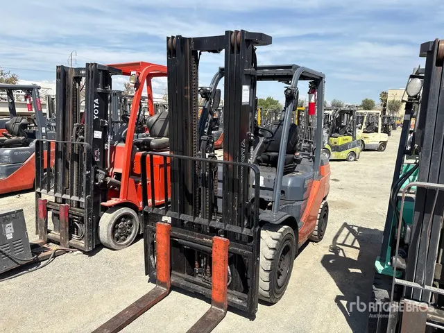2010 Toyota 8FGU30 5620 lb Pneumatic Tire Forklift