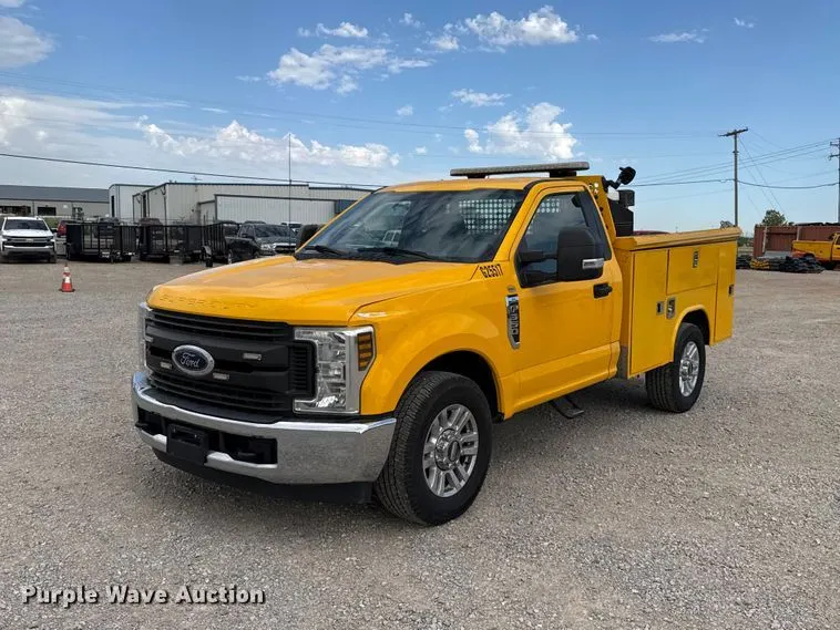2019 Ford F350 Super Duty utility bed pickup truck