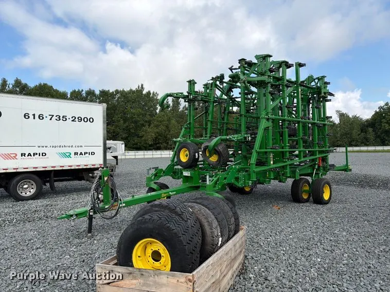 2021 John Deere 2230FH field cultivator
