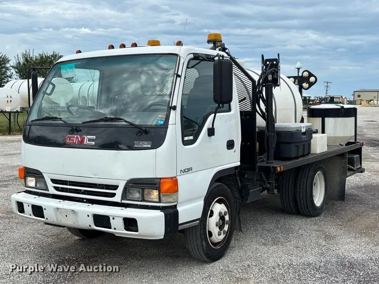 2001 Isuzu NQR flatbed truck