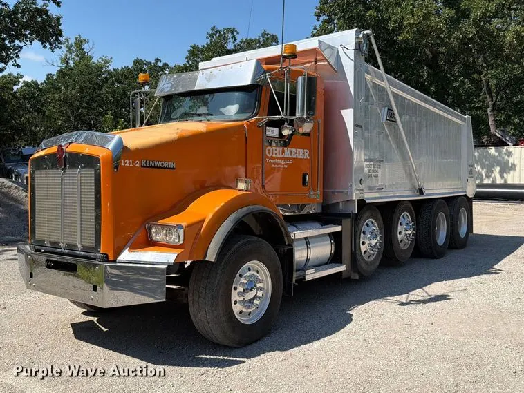 2009 Kenworth T8 Series dump truck