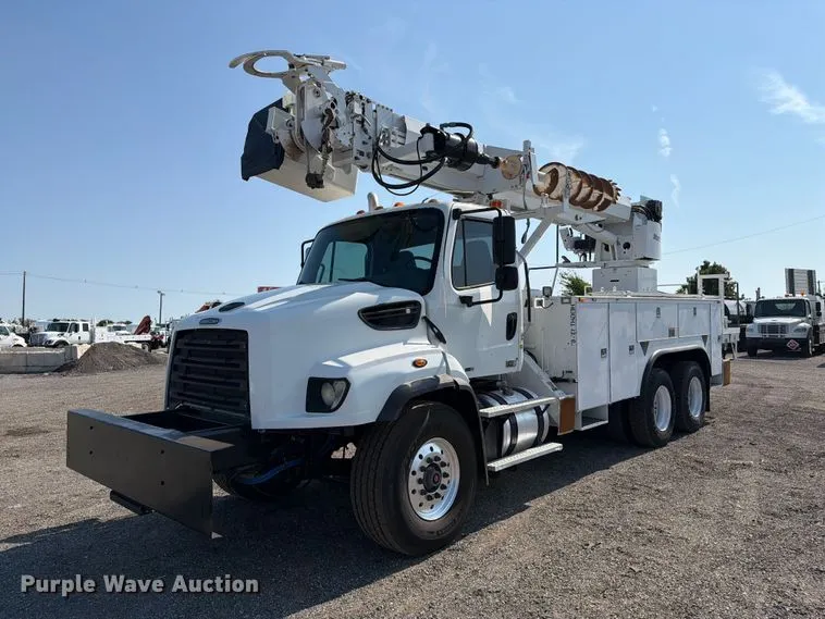 2013 Freightliner 114SD digger derrick truck