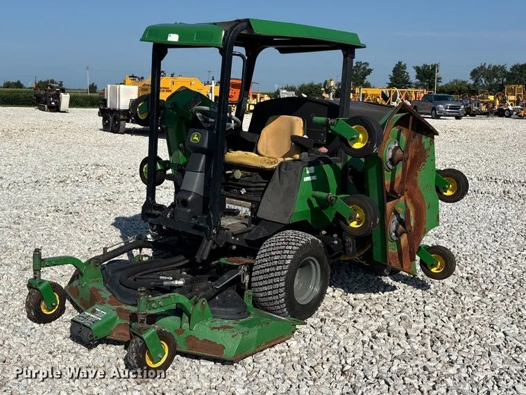 John Deere 1600 Turbo lawn mower