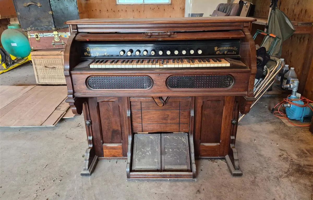 Dominion Antique Pump Organ
UNRESERVED