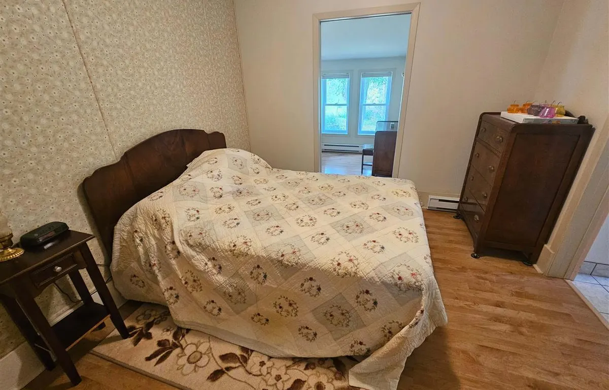 Vintage Wood Bedroom Suite
UNRESERVED