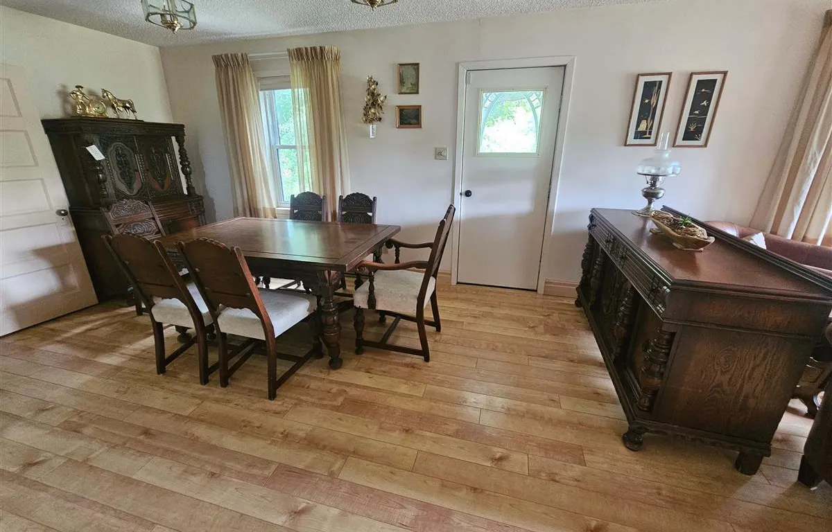 Ornate Dark Wood Dining Room Suite
UNRESERVED